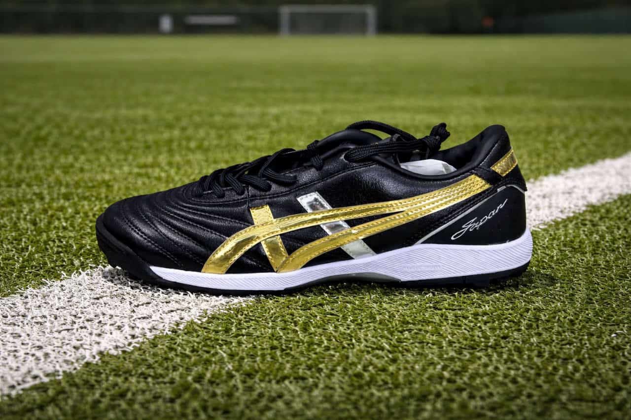 حذاء كرة القدم من شركة ASICS