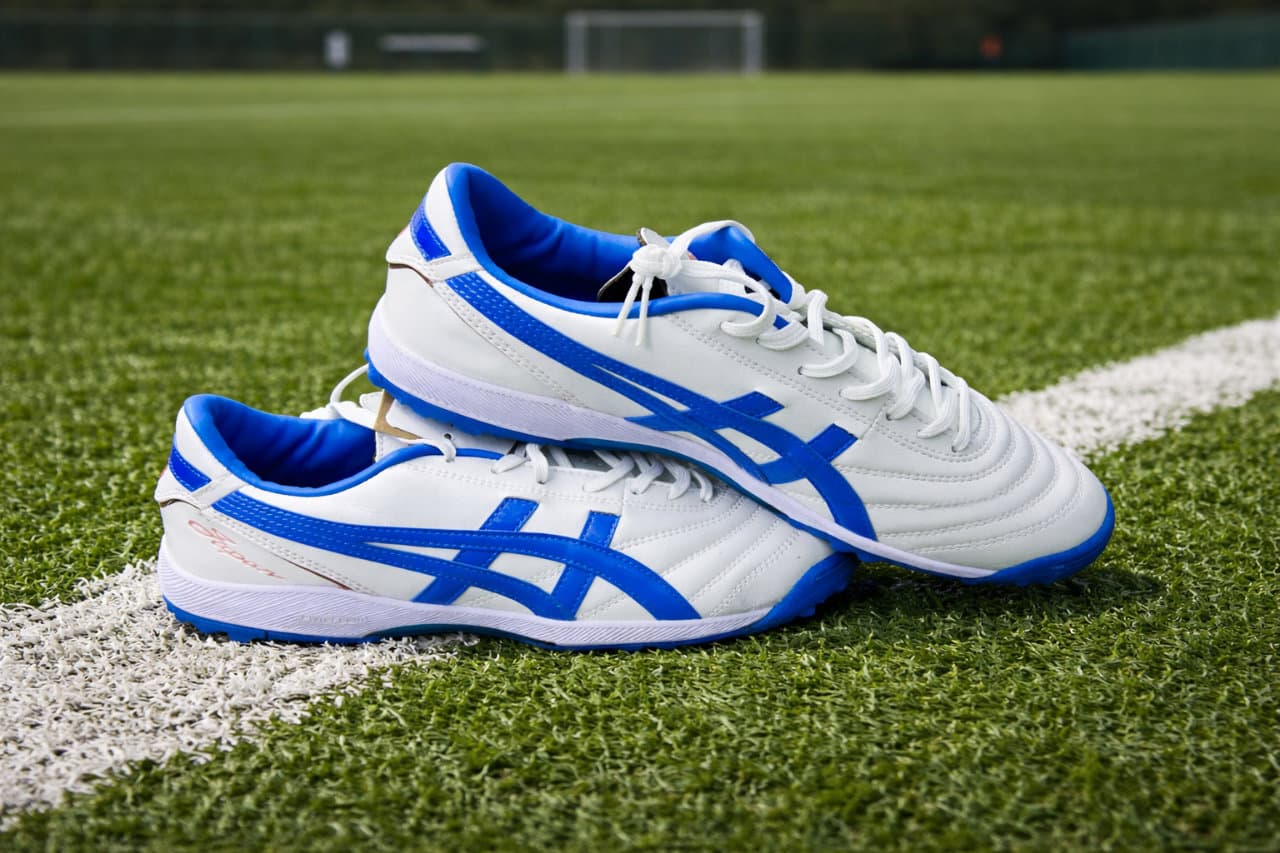 حذاء كرة القدم من شركة ASICS